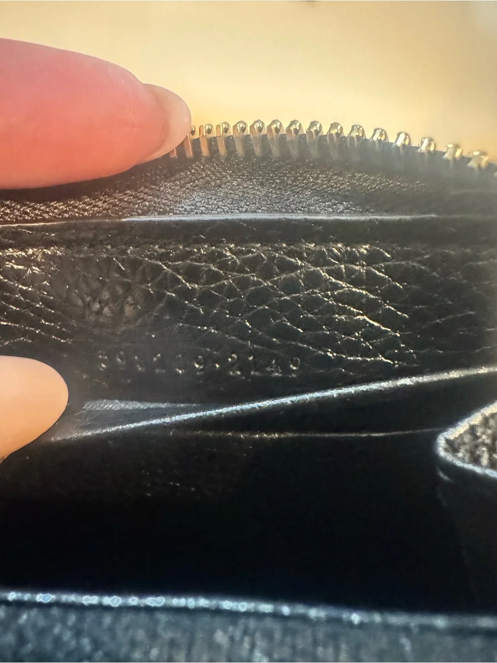 Gucci Black Pebbled Leather Zip Card Case with Embossed GG - Picture 8 of 9